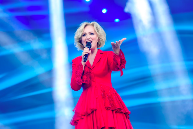 Jastrzabpost.pl:A glamorous Katarzyna Żak rocked the stage at Opole 2023. Her slim waist was perfectly accentuated by the dress