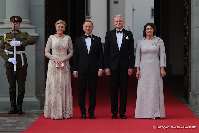 Se.pl:Agata Duda w zjawiskowej sukni przyćmiła pierwszą damę Litwy. Wiemy, kto zaprojektował kreację. To znana projektantka